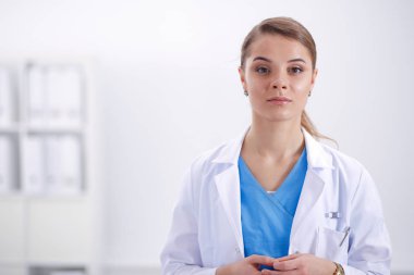 Tıp grubunun önünde çekici bir kadın doktor..