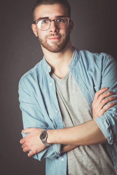 Retrato de um homem casual feliz de pé isolado em um fundo escuro. Bonito macho posando . — Fotografia de Stock