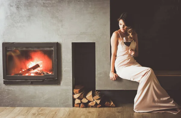 Mujer sexy frente a la chimenea. Chimenea de madera . —  Fotos de Stock