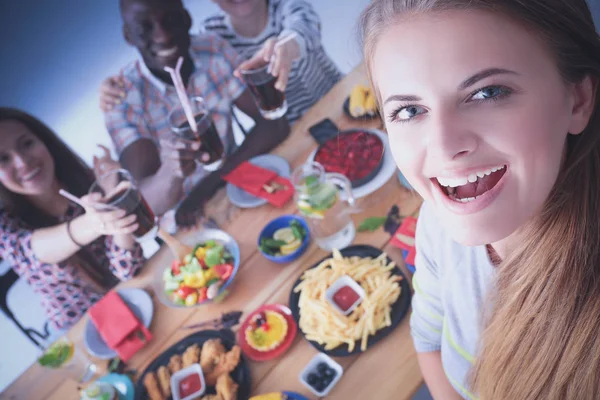 Grupo de pessoas fazendo selfie durante o almoço. Eu mesmo. Amigos. Amigos são fotografados para comer — Fotografia de Stock