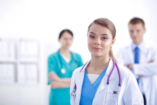 Attraente medico donna di fronte al gruppo medico. — Foto Stock