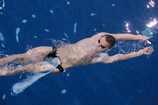 Nageur masculin à la piscine. Photo sous-marine. Nageur masculin. — Photo