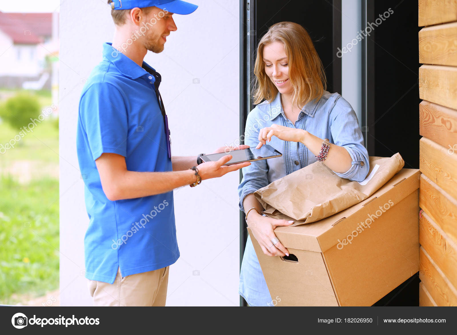 Доставщик с коробками в руках. Вручение посылки. Мужчина с посылкой. Курьер вручает посылку. Посылка доставлена.
