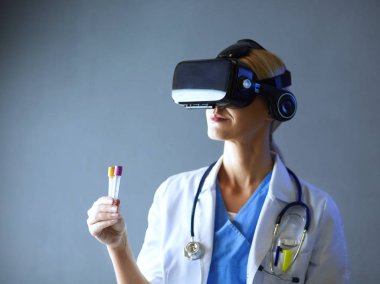 Sanal gerçeklik gözlüğü takan kadın doktor beyaz arka planda izole edilmiş..