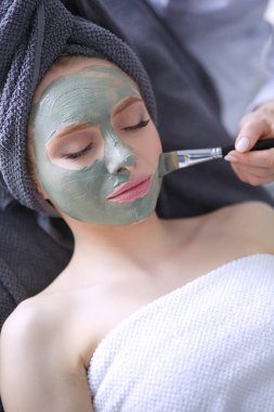 Spa yalan maskesi, sahip güzel bir kadın. Kadın. Spa Salonu