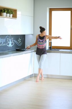 Formda ve çekici genç bir kadın sağlıklı yemek hazırlıyor. Kadın.