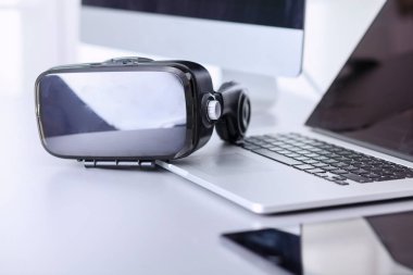 Bilgisayarlı sanal gerçeklik gözlükleri. İş. 3D teknoloji