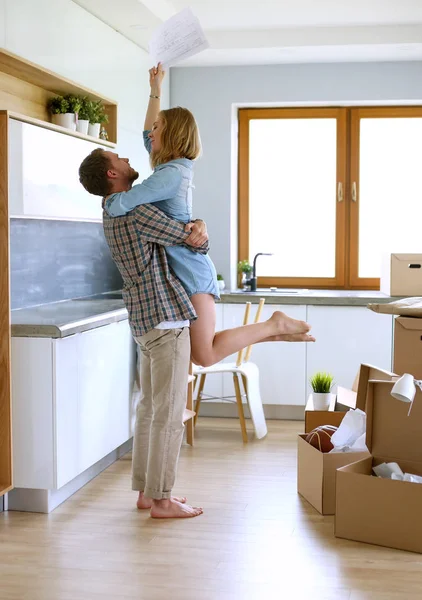 Retrato de una joven pareja mudándose a un nuevo hogar. Pareja joven — Foto de Stock