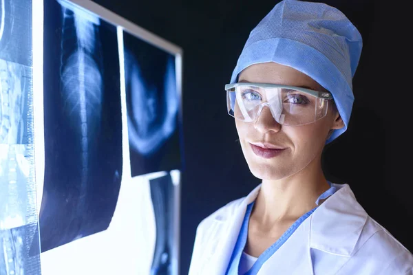 Imagem de mulher atraente médico olhando para os resultados de raios-x. — Fotografia de Stock