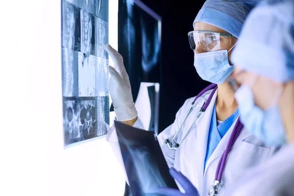 Dos mujeres médicas que miran rayos X en un hospital. — Foto de Stock