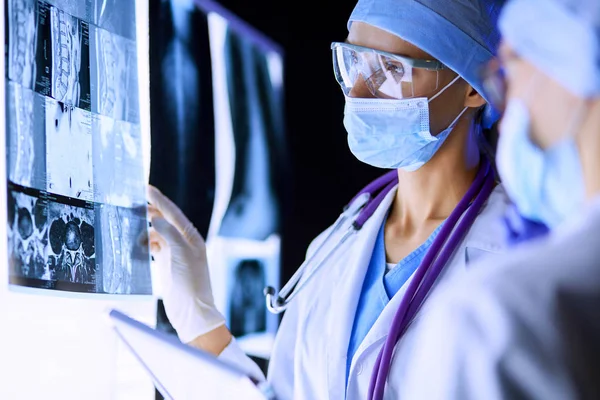 Zwei Ärztinnen betrachten Röntgenbilder in einem Krankenhaus. — Stockfoto