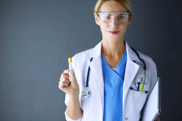 Científica o doctora en medicina o investigación usando un tubo de ensayo de una solución transparente en un laboratorio o laboratorio . —  Fotos de Stock