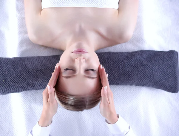 Jeune femme allongée sur une table de massage, relaxante les yeux fermés. Femme. Salon de spa — Photo