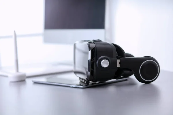 Virtual reality goggles on desk with laptop. business. 3d technology — Stock Photo, Image