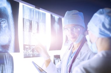 Hastanede röntgen çektiren iki kadın doktor..