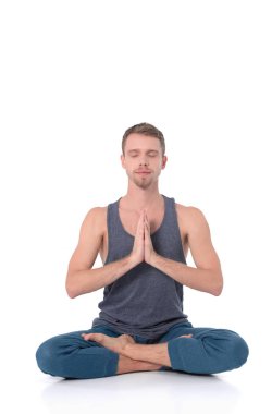 Beyaz arka plan üzerinde egzersiz yaparak çıplak gövde ile yetişkin adam