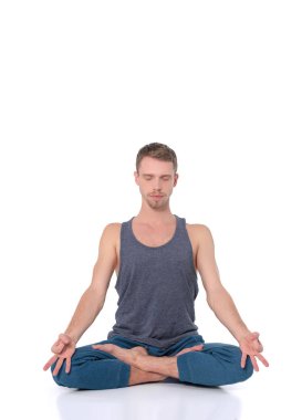 Beyaz arka plan üzerinde egzersiz yaparak çıplak gövde ile yetişkin adam