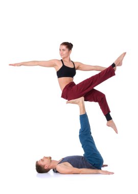 Genç atletik çift pratik acroyoga. Çiftinde Dengeleme
