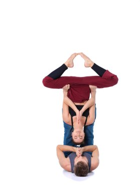 Genç atletik çift pratik acroyoga. Çiftinde Dengeleme