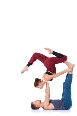 Genç atletik çift pratik acroyoga. Çiftinde Dengeleme