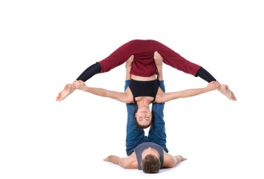 Genç atletik çift pratik acroyoga. Çiftinde Dengeleme