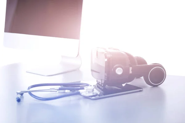 Lunettes de réalité virtuelle sur bureau avec ordinateur portable. les affaires. Technologie 3d — Photo