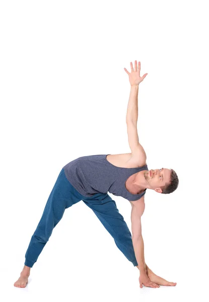 Erwachsener Mann mit nacktem Oberkörper macht Übung auf weißem Hintergrund — Stockfoto
