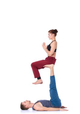 Genç atletik çift pratik acroyoga. Çiftinde Dengeleme