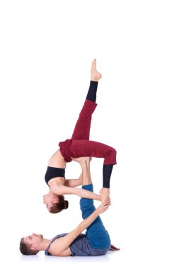 Genç atletik çift pratik acroyoga. Çiftinde Dengeleme
