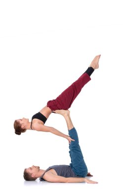 Genç atletik çift pratik acroyoga. Çiftinde Dengeleme