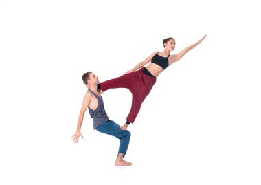 Genç atletik çift pratik acroyoga. Çiftinde Dengeleme