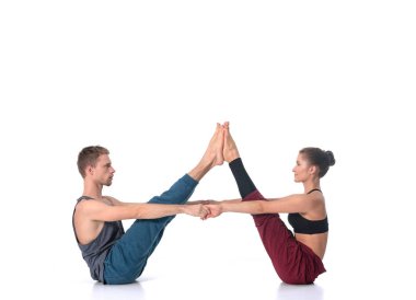 Genç atletik çift pratik acroyoga. Çiftinde Dengeleme