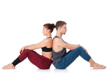 Genç atletik çift pratik acroyoga. Çiftinde Dengeleme