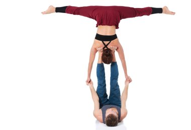 Genç atletik çift pratik acroyoga. Çiftinde Dengeleme