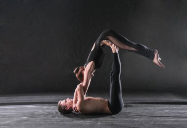 Genç atletik çift pratik acroyoga. Çiftinde Dengeleme