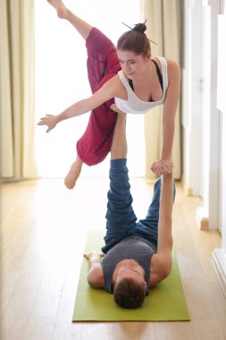 Genç atletik çift pratik acroyoga. Çiftinde Dengeleme