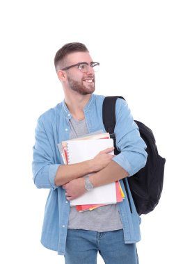 Beyaz arka plan üzerinde izole kitap tutan bir okul çantası ile bir erkek öğrenci. Eğitim olanakları. Üniversite öğrencisi.