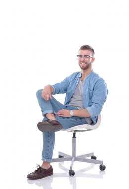 Beyaz arka plan üzerinde izole sandalye üzerinde oturan genç adam. Startupper. Genç girişimci.