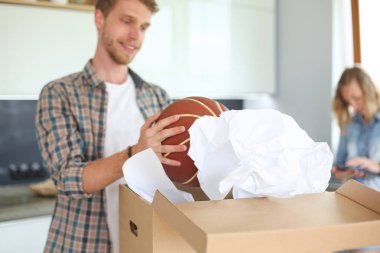 Karton açma çift yeni evlerinde kutuları. Genç Çift.