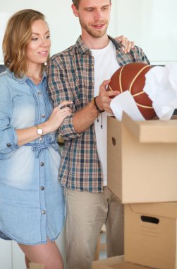 Karton açma çift yeni evlerinde kutuları. Genç Çift.