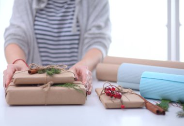 Noel hediye kutusu tutan kadın elinde.