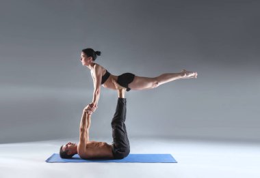 Genç çift Acro yoga mat Studio birlikte uygulamak. Acroyoga. Çift yoga. Ortak yoga.