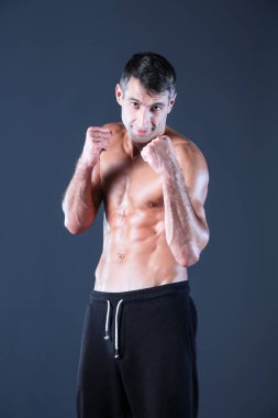 Genç adam boks pratik profil görünümü. Kişisel eğitmen. Kişisel eğitim.