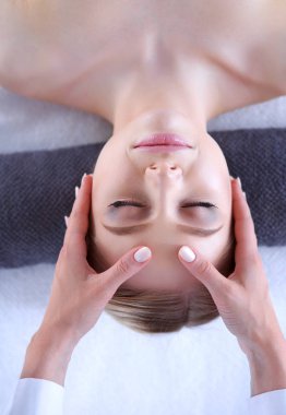 Masaj masasında uzanmış gözleri kapalı rahatlayan genç bir kadın. - Kadın. Spa salonu