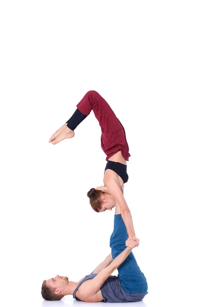 Jeune couple sportif pratiquant l'acroyoga. Équilibrage en paire — Photo