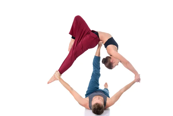 Jong sportief stel beoefenen acroyoga. Balanceren in paar — Stockfoto