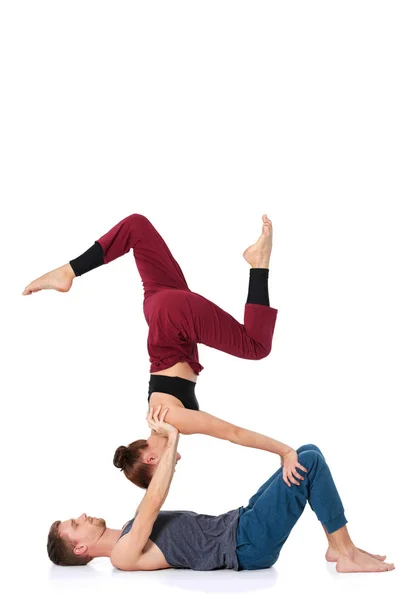 Pareja atlética joven practicando acroyoga. Balanceo en pareja — Foto de Stock