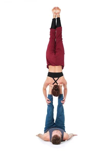 Pareja atlética joven practicando acroyoga. Balanceo en pareja — Foto de Stock