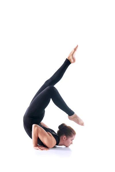 Jovem esportiva fazendo prática de ioga isolada no fundo branco - conceito de vida saudável — Fotografia de Stock