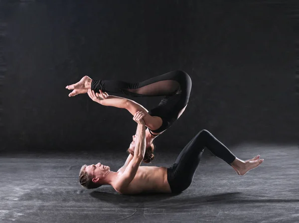 Jovem casal atlético praticando acroioga. Balanceamento em par — Fotografia de Stock